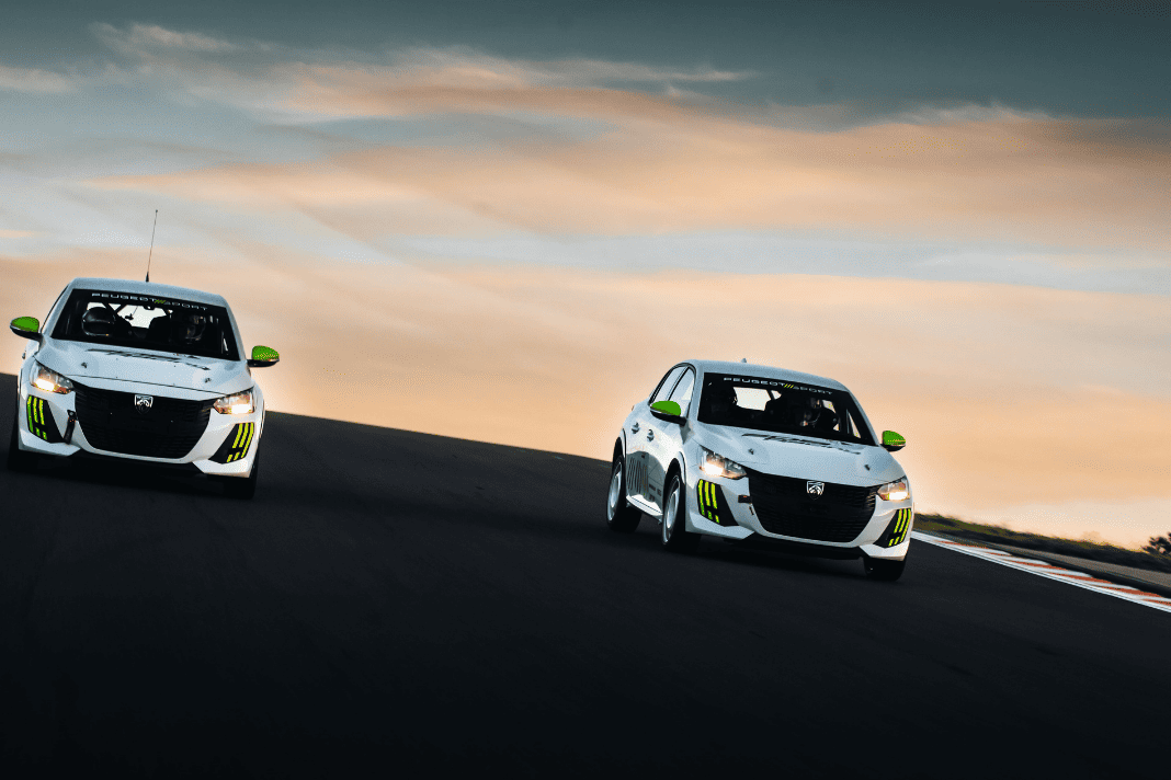 Duo de Peugeot 208 Racing sur circuit
