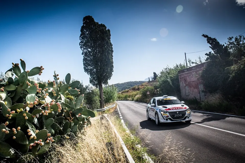 Peugeot 208 Rally sur route côtière