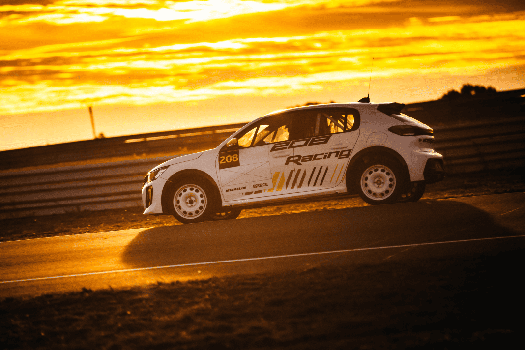 Peugeot 208 Racing au coucher du soleil