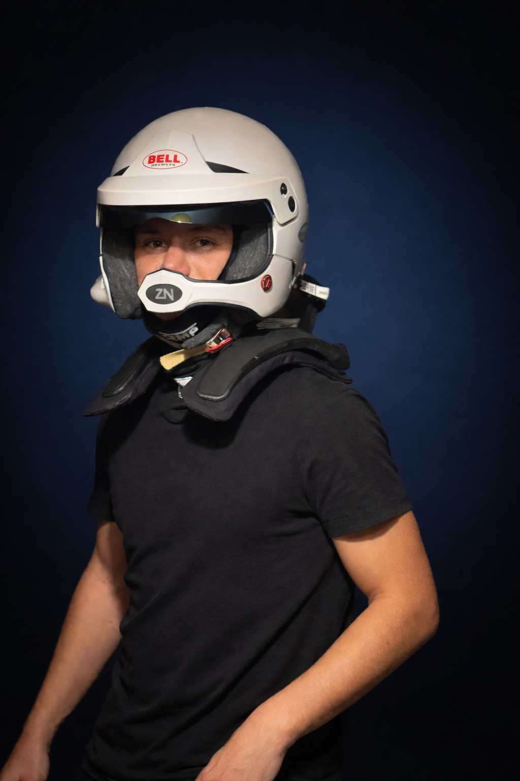 Tom Joucla en casque Bell blanc et protections, portrait studio